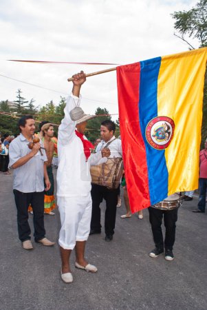 Téléchargez les photos : Groupe folklorique colombien, lieu de voyage sur fond - en image libre de droit