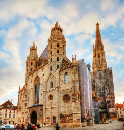 Téléchargez les photos : Cathédrale Saint-Étienne de Vienne, Autriche entourée de touristes - en image libre de droit