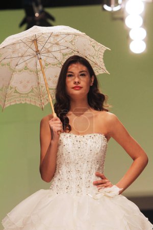 Téléchargez les photos : Défilé de mode robe de mariée - en image libre de droit
