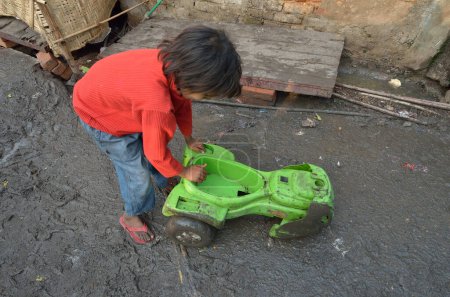 Téléchargez les photos : Enfant jouant avec voiture jouet - en image libre de droit