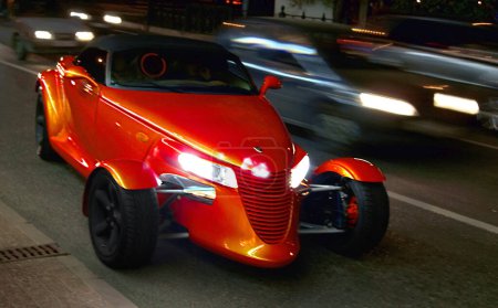 Téléchargez les photos : "Cabrio rouge sur le salon international de l'automobile - en image libre de droit