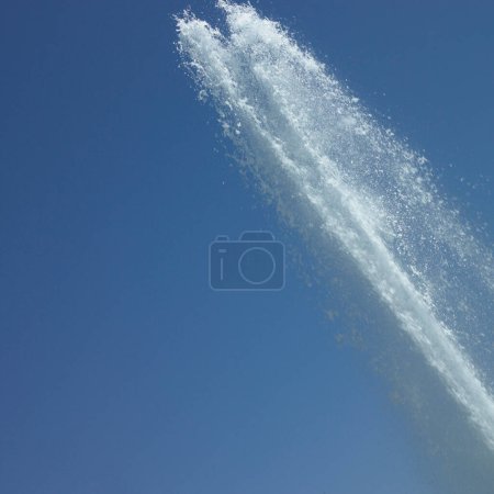 Téléchargez les photos : Fontaine sur fond bleu ciel - en image libre de droit