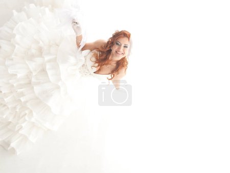 Téléchargez les photos : Belle mariée souriante sur fond blanc - en image libre de droit