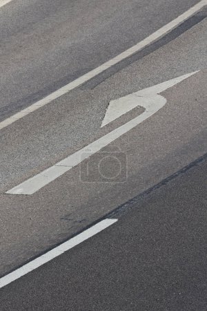 Téléchargez les photos : Panneaux routiers dans l'asphalte - en image libre de droit