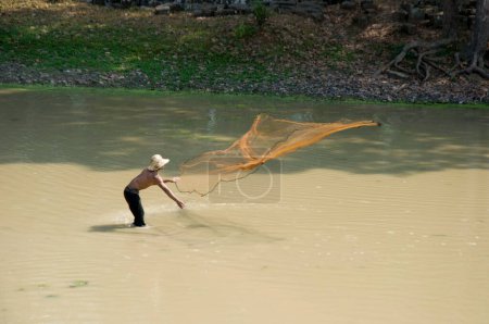 Foto de Pescador está utilizando la red de pesca para encontrar peces en Camboya - Imagen libre de derechos