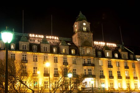Téléchargez les photos : Grand Hôtel à Oslo en Norvège la nuit d'hiver - en image libre de droit