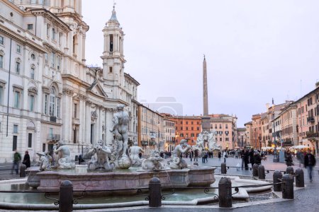 Téléchargez les photos : Crépuscule dans la célèbre Piazza Navona - en image libre de droit