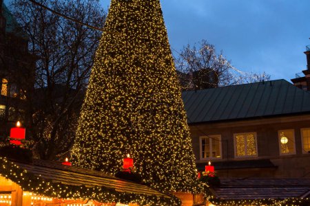 Téléchargez les photos : Marché de Noël avec grand arbre - en image libre de droit