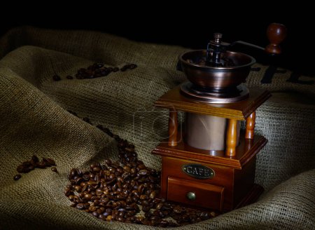 Téléchargez les photos : Moulin à café et haricots sur fond, gros plan - en image libre de droit
