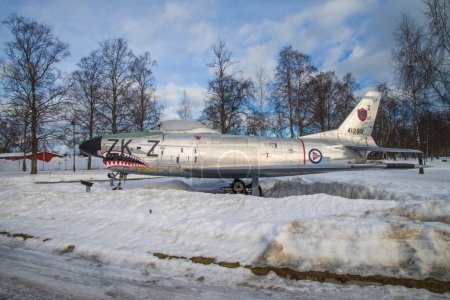 Foto de Jet fighter exhibido fuera del museo - Imagen libre de derechos