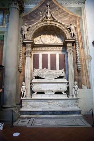 Téléchargez les photos : Tombeau de Carlo Marsuppini dans la basilique Santa Croce à Florence
. - en image libre de droit