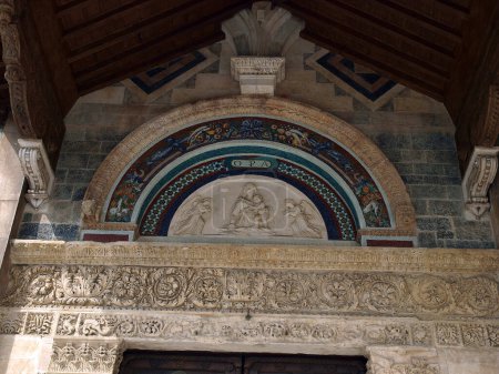 Téléchargez les photos : Pise - beau portail décoré au-dessus de l'une des entrées de la cathédrale - en image libre de droit