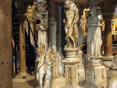 Foto de Pisa - Duomo interior. Púlpito de Giovanni Pisano - Imagen libre de derechos