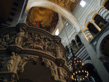 Foto de Pisa, vista del interior de la catedral - Imagen libre de derechos