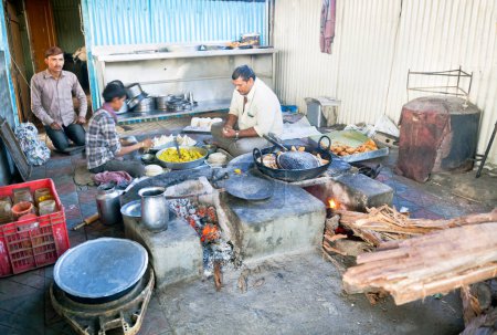 Foto de "Roadside café cocina India cocinar samosas" - Imagen libre de derechos
