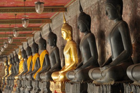 Foto de Fila de la sagrada imagen de Buda en el templo, tailandés - Imagen libre de derechos