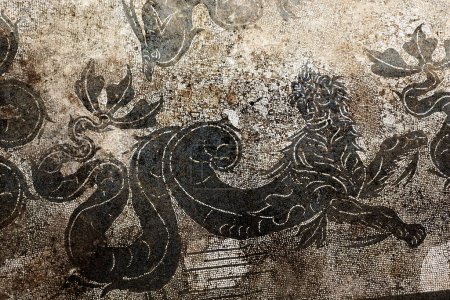 Téléchargez les photos : "Ancien Dragon Romain Mosaïque Plancher Ostie Antica Rome Italie
" - en image libre de droit