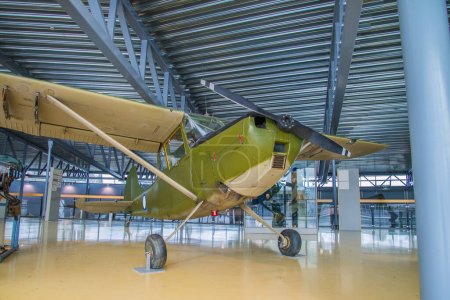 Téléchargez les photos : Cessna o-1a chien oiseau dans le musée - en image libre de droit
