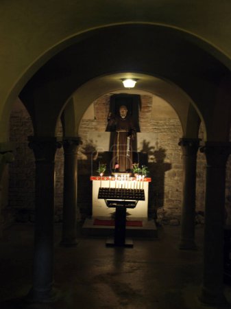 Téléchargez les photos : Climat remarquable des chapelles dans les sous-sols de la cathédrale de Pistoia - en image libre de droit
