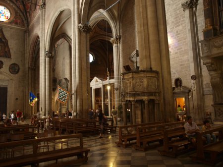 Téléchargez les photos : Arezzo, Cathédrale gothique de Saint Donatus intérieur - en image libre de droit