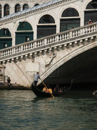 Téléchargez les photos : Canal de Venise grande, Pont du Rialto - en image libre de droit