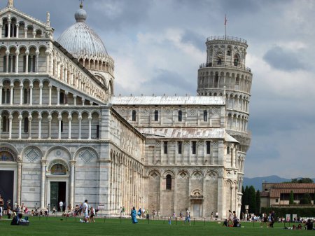 Foto de Pisa - Torre inclinada y Duomo en la Piazza dei Miracoli - Imagen libre de derechos