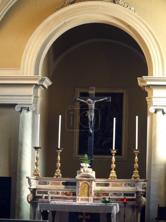 Téléchargez les photos : Autel perché dans une petite église de Volterra - en image libre de droit