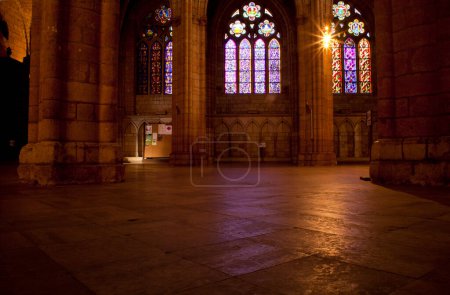 Téléchargez les photos : Belle vue sur l'intérieur de la cathédrale Léon - en image libre de droit
