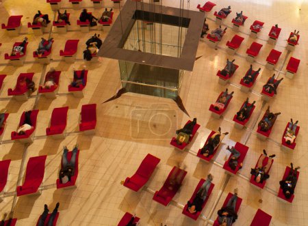 Téléchargez les photos : Vue du dessus des personnes se relaxant sur les fauteuils rouges - en image libre de droit