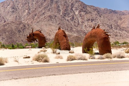 Téléchargez les photos : Dragon de sable, lieu de voyage sur fond - en image libre de droit