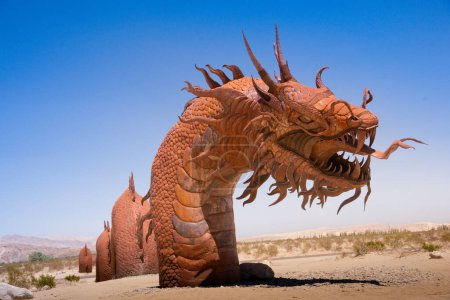 Téléchargez les photos : Dragon dans le sable, illustration colorée - en image libre de droit