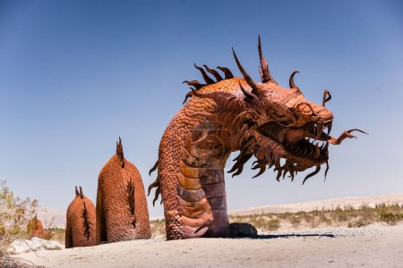 Téléchargez les photos : Serpent dans le sable - en image libre de droit