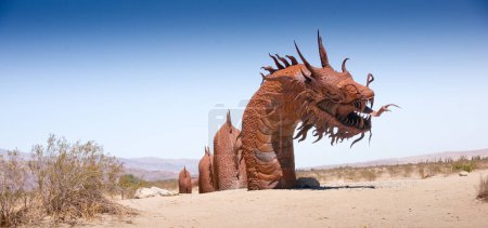 Téléchargez les photos : Serpent dans le sable - en image libre de droit