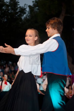 Foto de Pareja folclórica polaca bailando - Imagen libre de derechos
