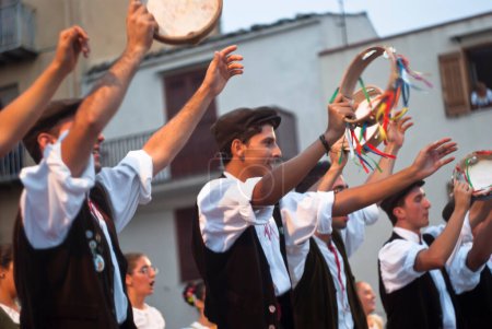 Téléchargez les photos : Groupe folklorique sicilien de Polizzi Generosa, personnes en costumes célébrant - en image libre de droit