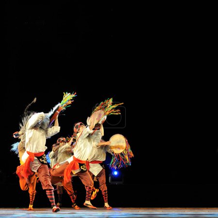 Téléchargez les photos : Danseurs ethniques Qiang chinois - en image libre de droit