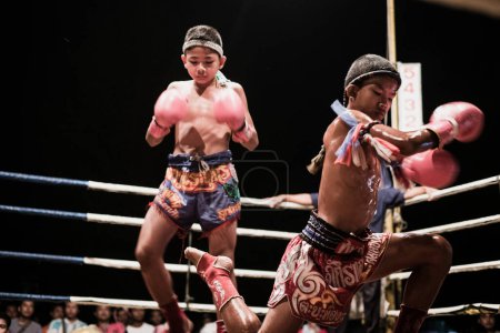 Téléchargez les photos : Two Shirtless Muscular Man Fighting Kick Boxing Combat In Boxing Ring - en image libre de droit
