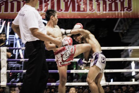 Foto de Dos hombres musculosos sin camisa luchando Kick boxeo combate en el ring de boxeo - Imagen libre de derechos
