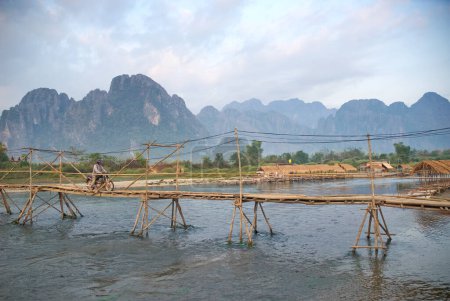 Téléchargez les photos : Pont en vang vieng laos - en image libre de droit