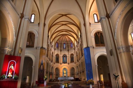 Foto de Catedral de Notre Dame Dentro de la Basílica Saigón Vietnam - Imagen libre de derechos