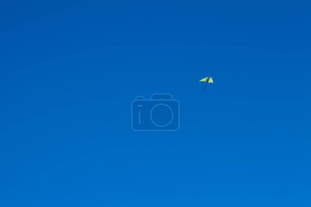 Téléchargez les photos : Cerf-volant volant sur le fond bleu ciel - en image libre de droit