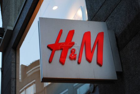 Foto de Hennes & Mauritz AB, H&M. es una multinacional sueca de ropa al por menor, conocida por su ropa de moda rápida para hombres, mujeres, adolescentes y niños. - Imagen libre de derechos