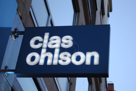Téléchargez les photos : Clas Ohlson signe sur le bâtiment - en image libre de droit