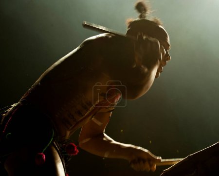 Téléchargez les photos : Danseuse nationale chinoise sur scène - en image libre de droit