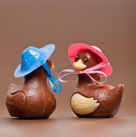 Foto de Aves de chocolate de Pascua con sombreros - Imagen libre de derechos
