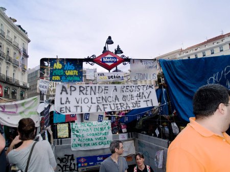 Téléchargez les photos : La bouche du métro à la Révolution espagnole - en image libre de droit