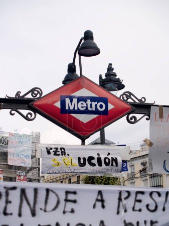 Téléchargez les photos : Solution bouche de métro en Madrid, Espagne - en image libre de droit