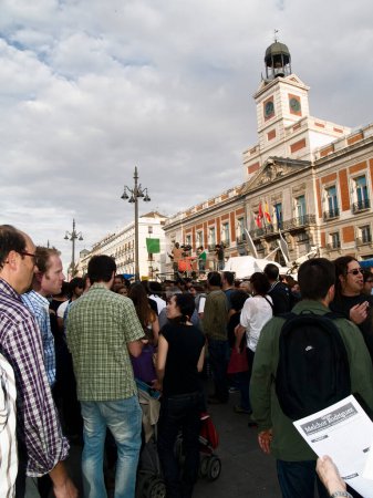 Téléchargez les photos : Des gens devant un bâtiment gouvernemental pendant la Révolution espagnole - en image libre de droit