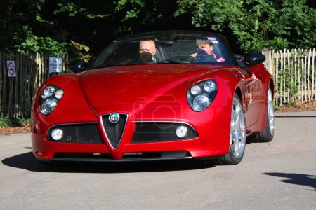 Téléchargez les photos : Voiture de luxe rouge dans la rue. Alfa Romeo 8C - en image libre de droit