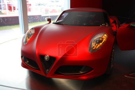 Téléchargez les photos : Alfa Romeo 4c voiture sur le salon de l'auto - en image libre de droit